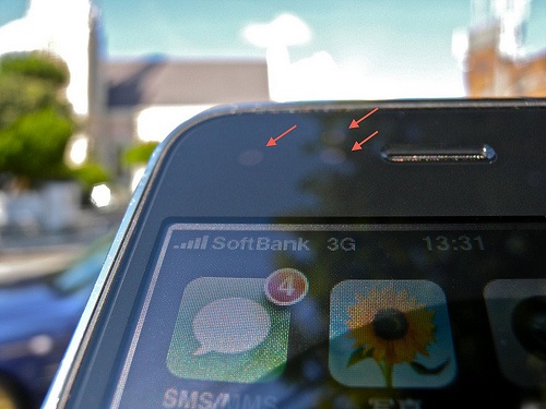 Immagine dei sensori della luminosità automatica dell'iPhone 4S