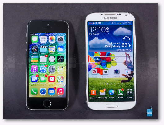 Immagine di un Galaxy S5 e un iPhone 5S a confronto