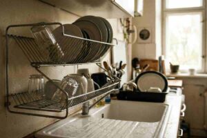 una vecchia cucina con scolapiatti tradizionale