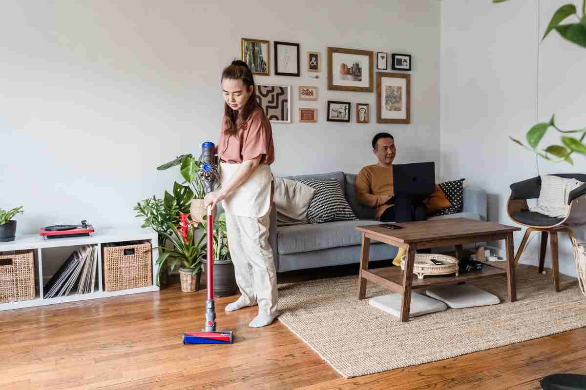 una donna usa dyson in salotto