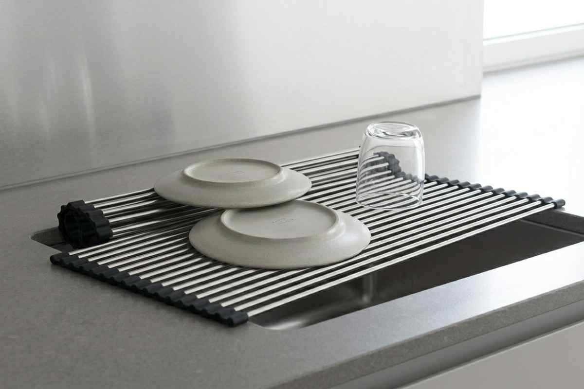 piatti e bicchieri messi a scolare nelle cucine moderne