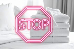 accappatoio piegati e divieto rosso