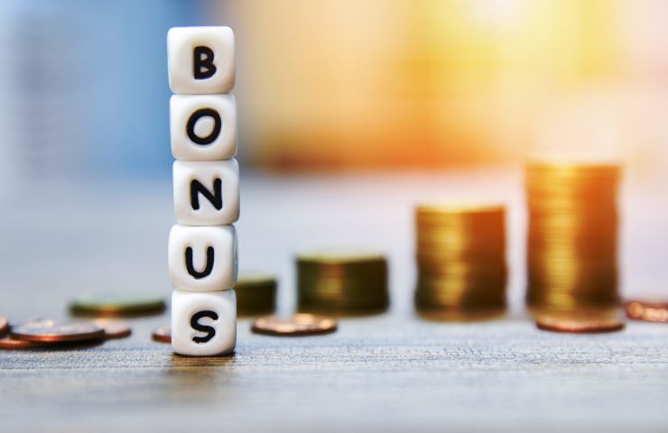 scritta bonus su dadi e spiccioli