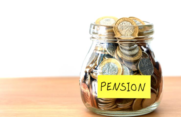 barattolo di vetro con soldi e scritta pensione