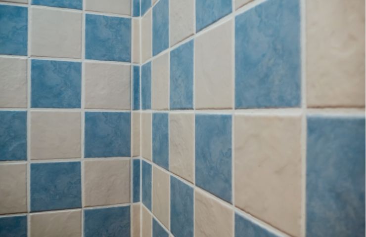 piastrelle azzurre in bagno