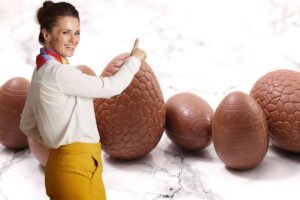 uova di pasqua e donna che le indica