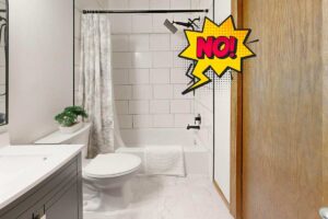 bagno con piastrelle bianche e scritta no