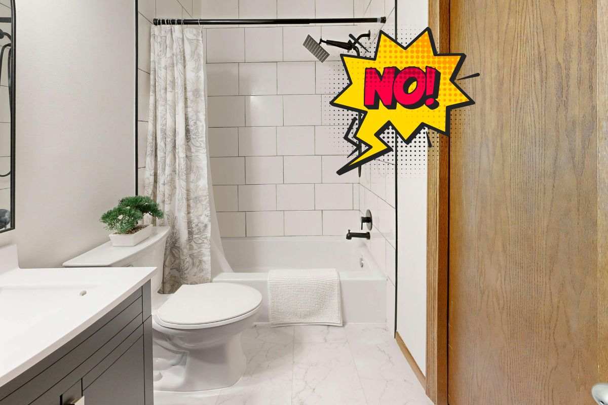 bagno con piastrelle bianche e scritta no