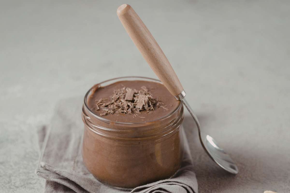 crema spalmabile dentro ad un barattolo di vetro