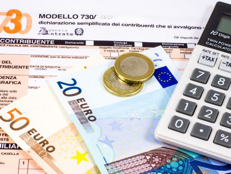 modello 730 con calcolatrice e soldi