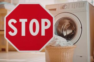 lavatrice e scritta stop