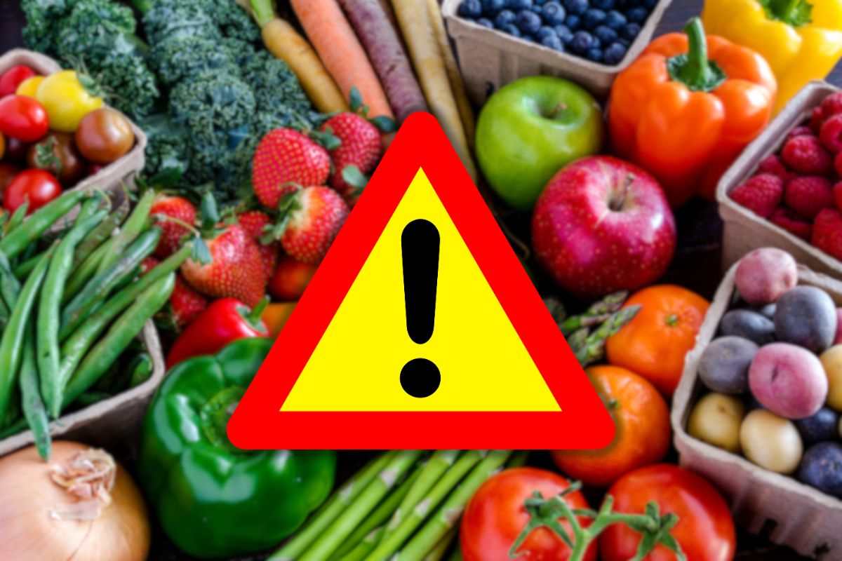 frutta e verdura mista e segnale di pericolo