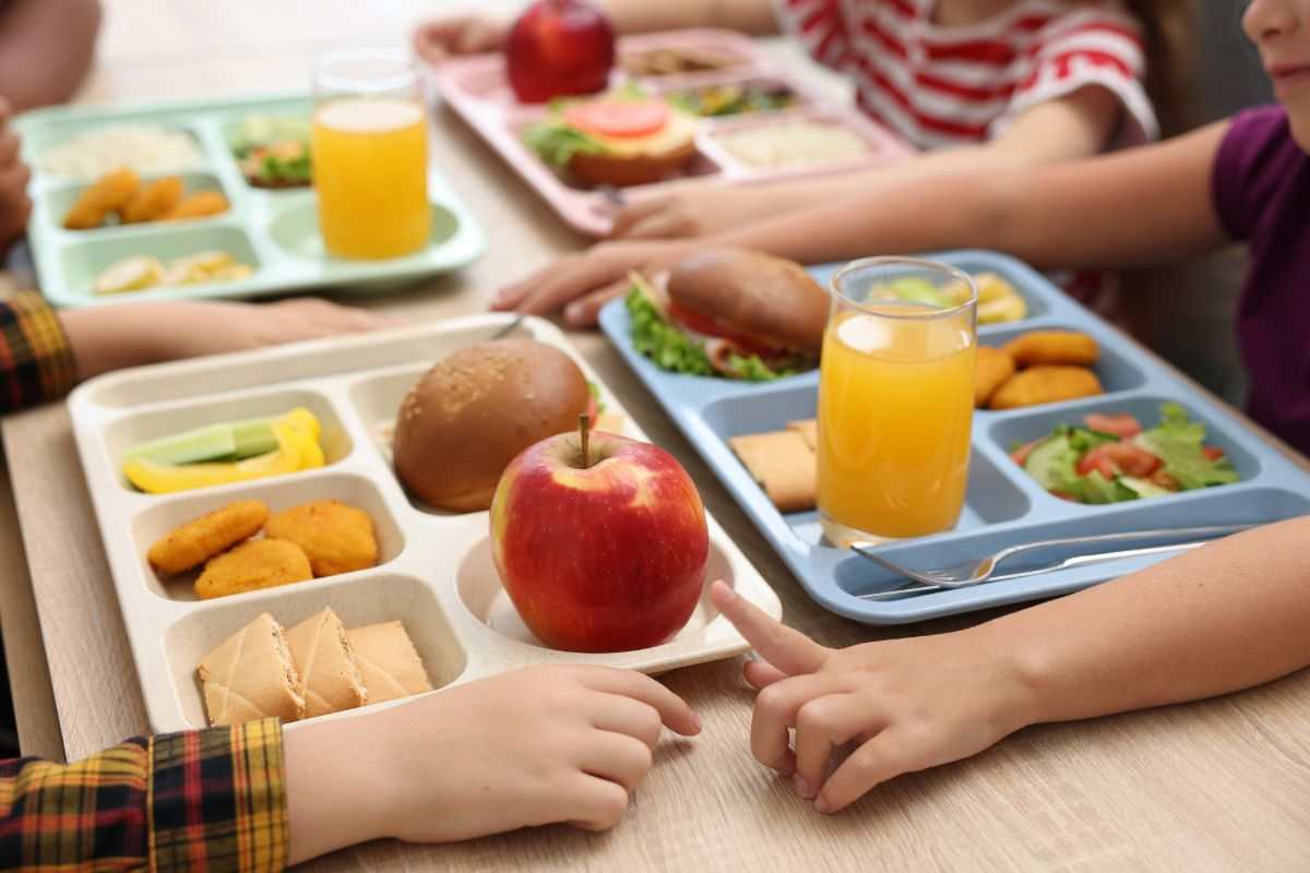 bambini alla mensa scolastica
