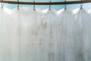 tenda doccia con muffa