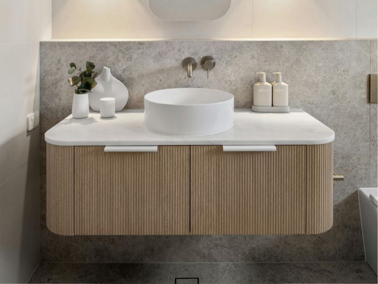 bagno moderno con lavandino sospeso