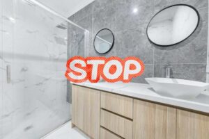bagno moderno con scritta stop in primo piano