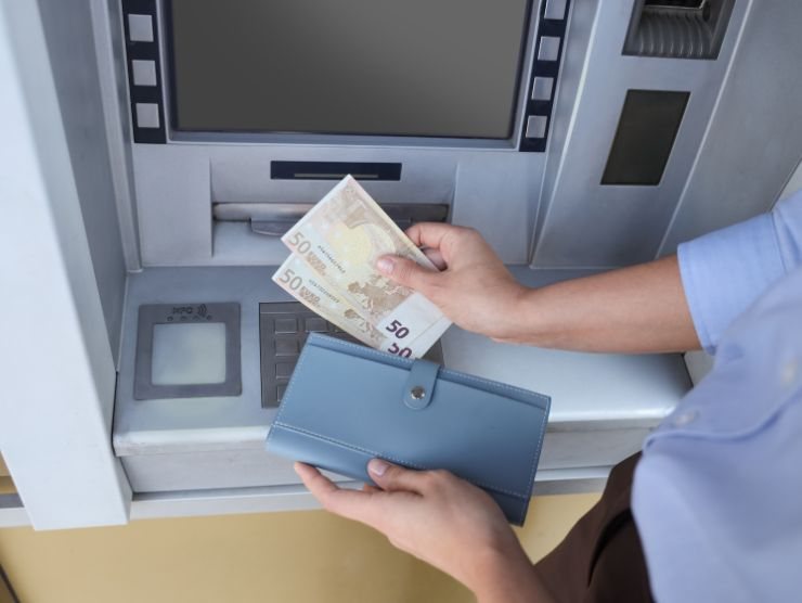 donna che ha prelevato al bancomat