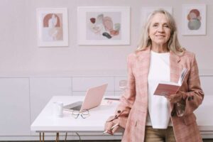 donna matura con libro in mano