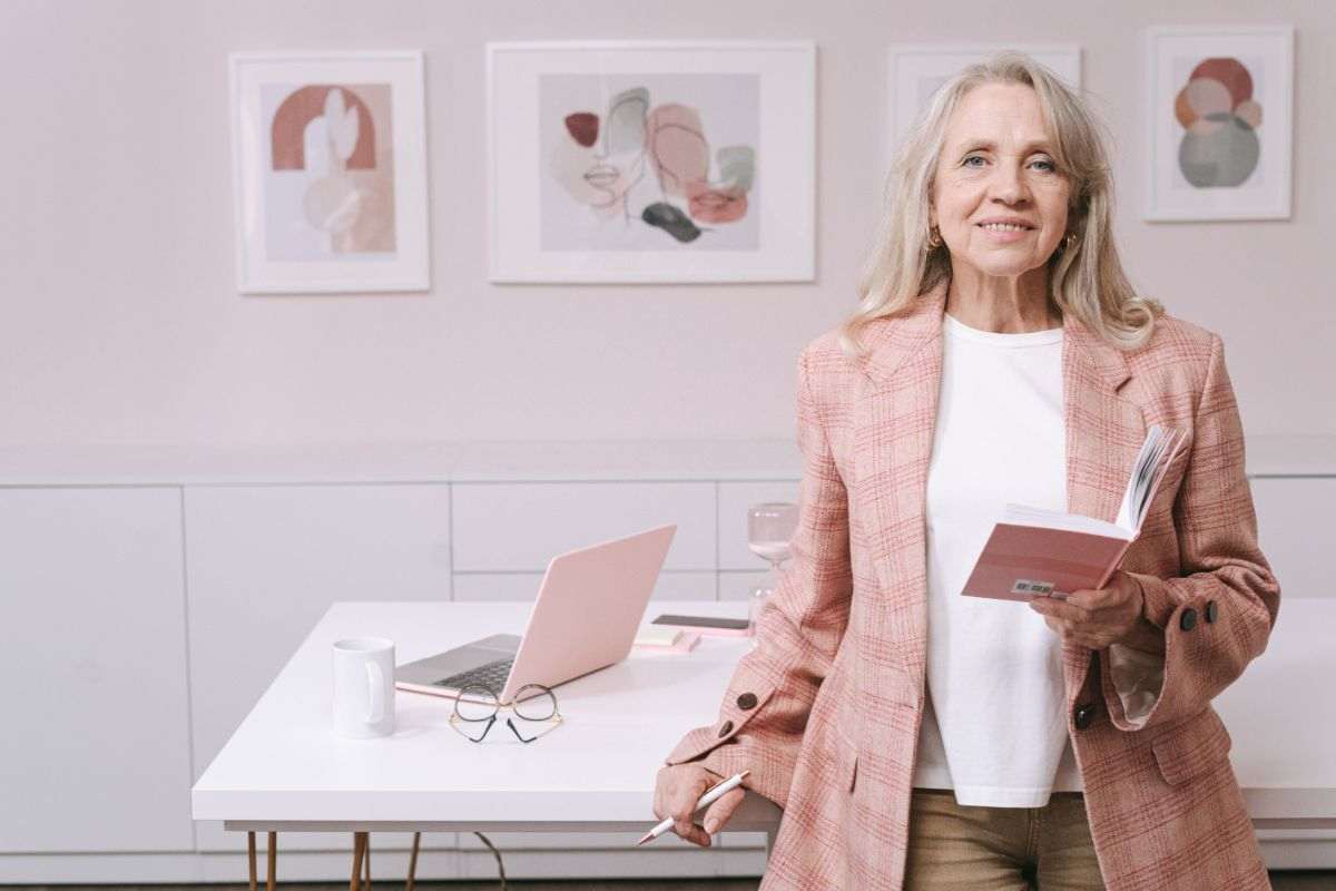 donna matura con libro in mano