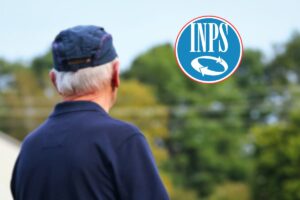anziano di spalle e logo inps