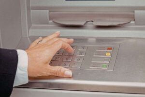 donna che preleva al bancomat