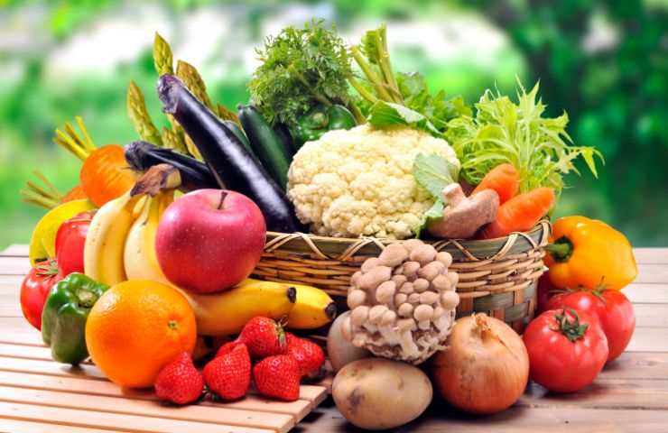 frutta e verdura nel cesto di vimini 
