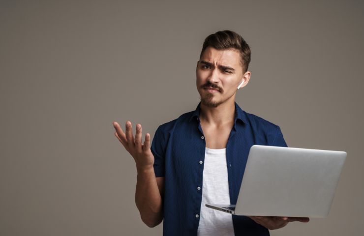 uomo dubbioso con il pc in mano