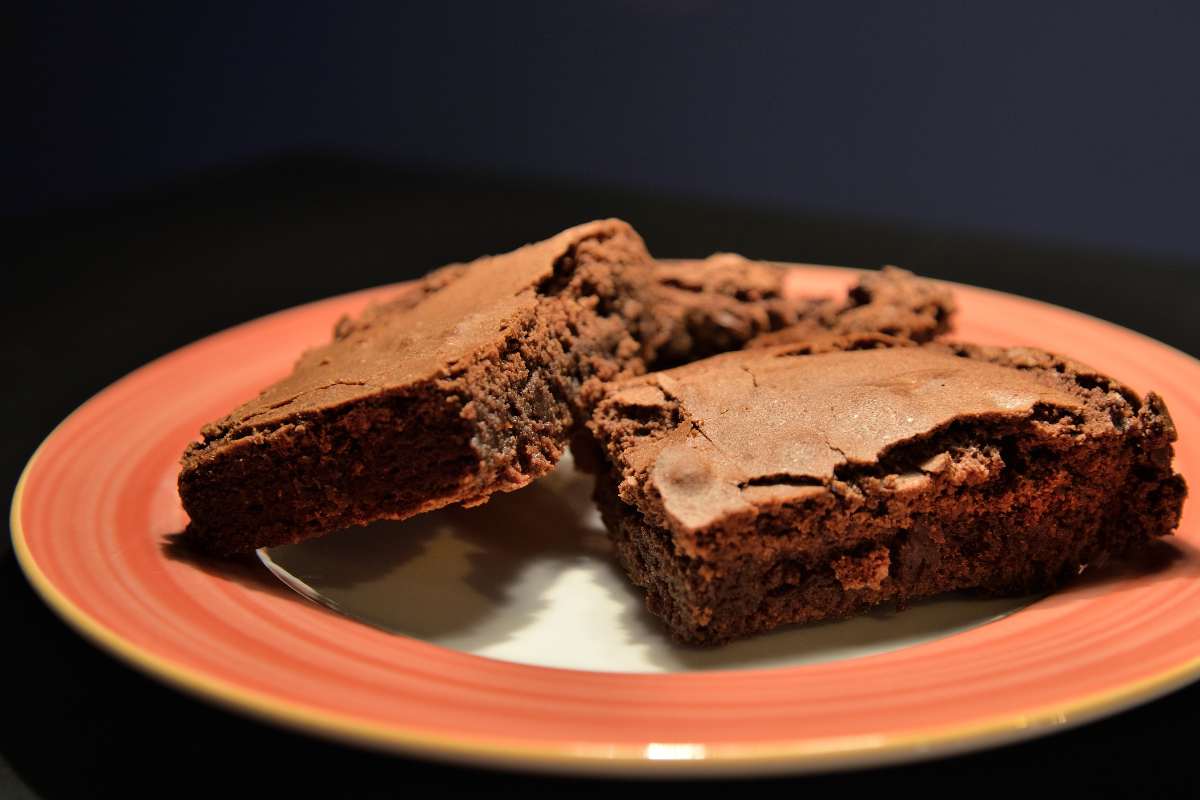 torta tenerina in un piatto arancion